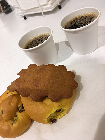 Kaffe två små muggar lussekatt och pepparkakor