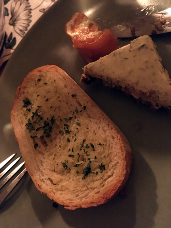 Vitlöksbröd laxrulle och laxcheesecake