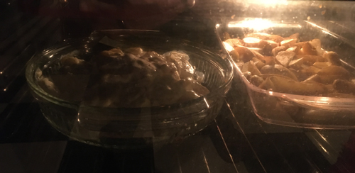 Potatisgratäng och klyftpotatis i ugnen