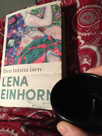 Boken Den tunna isen och kaffe på sängen