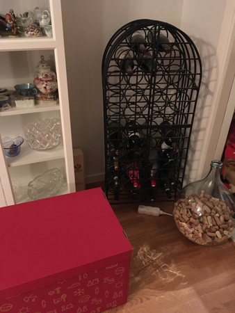 Vinskåp korkdamejeanne och jullåda