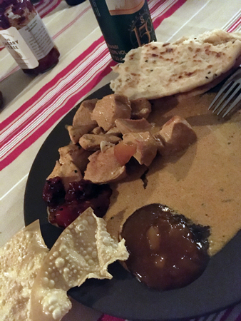 Chicken tikka masala med naan och papdum
