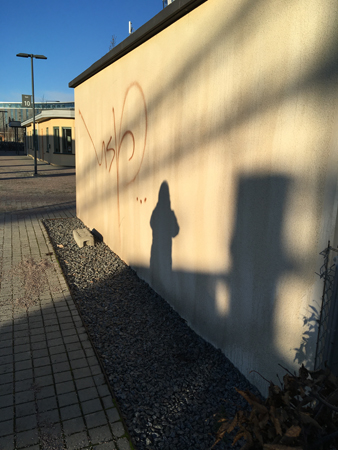 Annas skugga mot en husvägg