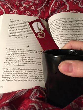 Läsning och kaffe på sängen