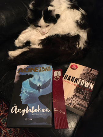 Lucifer med böckerna Änglaleken och Darktown
