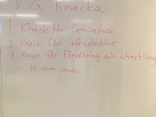 Stor whiteboard på hjul med texten V G Knacka