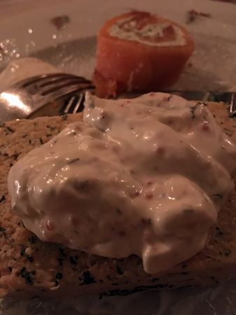 Laxpaté med romsås och laxrullad