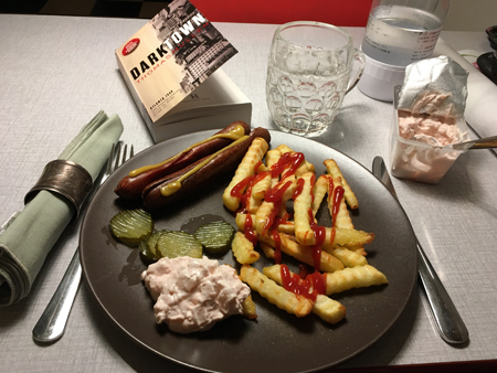 Kycklingkorv och pommes frites