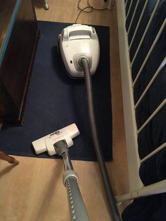 Dammsugning i sovrummet