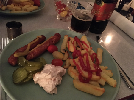 Kalkonkorv pommes gurka räksallad och julöl