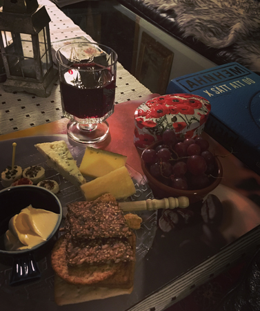 Ost kex vin och bok
