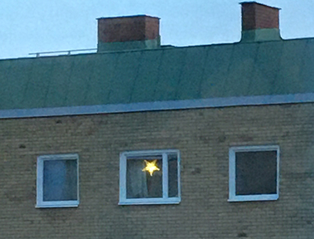 Adventsstjärna i fönster 25 feb 2020