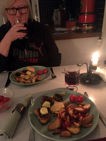 Anna dricker vin vid middagsbordet