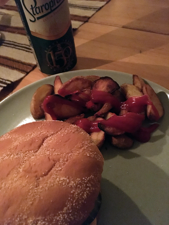 Halloumiburgare klyftpotatis och Staropramen