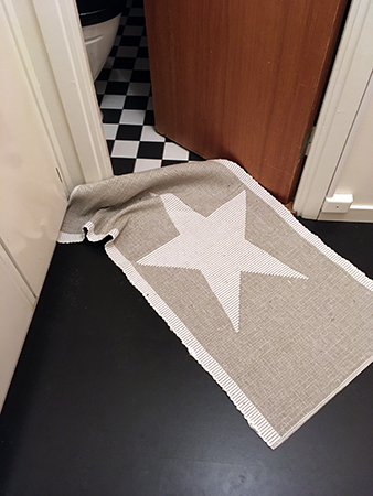 Mattan utanför badrummet på sniskan