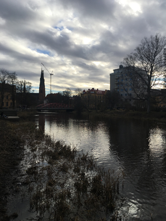 Domkyrkan ån och molnigt