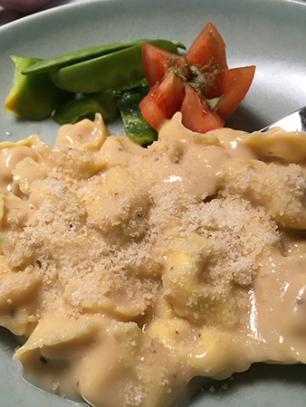 Färsk pasta med ostsås och grönsaker Färsk pasta med ostsås och grönsaker