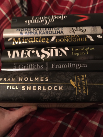 Sex böcker varav tre på bokrea