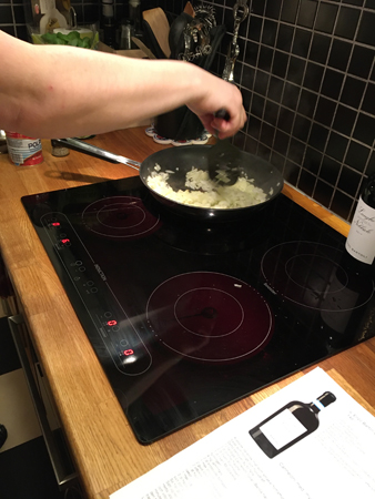 Anna steker min hackade lök och vitlök