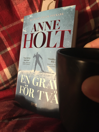 Boken En grav för två och kaffemugg