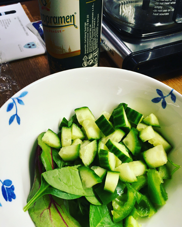 Grönsaker och grön öl Staropramen