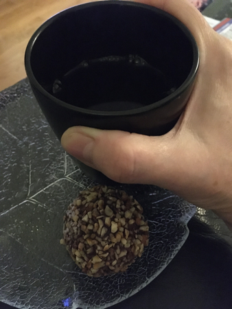 Kaffe och hasselnötsboll från Augusta Jansson