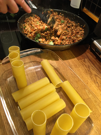 Kycklingfärs och cannelonirör