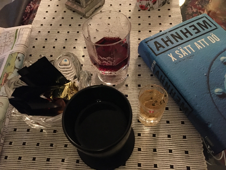 Kaffe godis vin likör och boken X sätt att dö