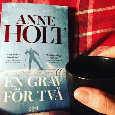 Anne Holts bok En grav för två och kaffe på sängen