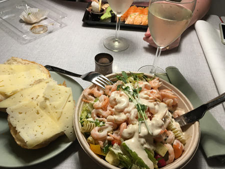 Räksallad ostfralla och vitt vin