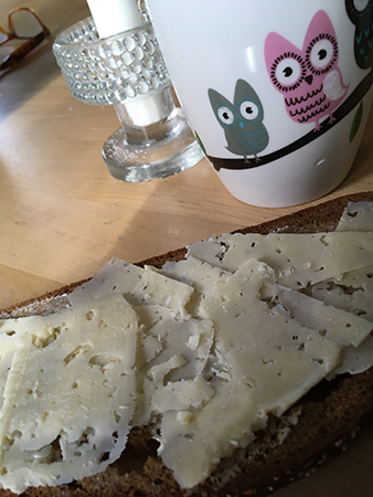 Ostmacka och kaffemugg