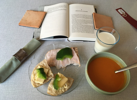Tomatsoppa mackor mjölk och bok