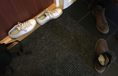 Skor på hallmattan