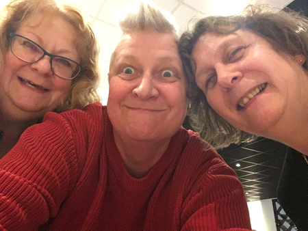 Galning omgiven av mammakusinen M och vännen FEM