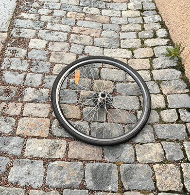 Cykelhjul på kullerstenar