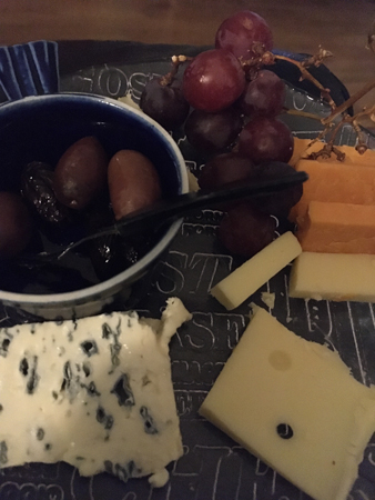 Ost oliver och druvor
