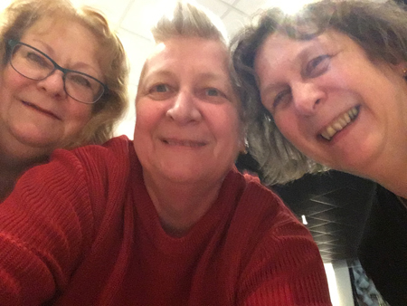 Oskarp men mer normal omgiven av mammakusinen M o vännen FEM