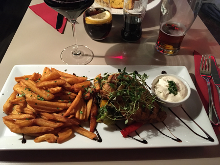 Kyckling chilipommes och ett glas rött