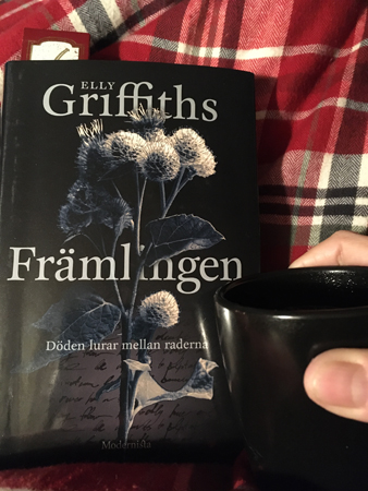 Boken Främlingen och kaffe på sängen