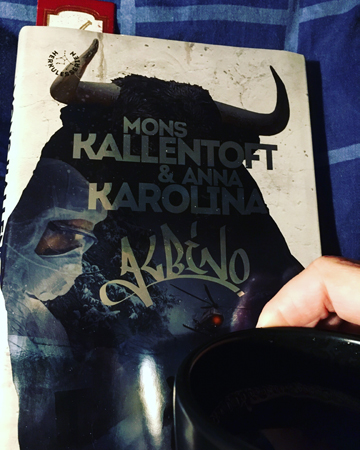 Boken Albino och kaffe på sängen