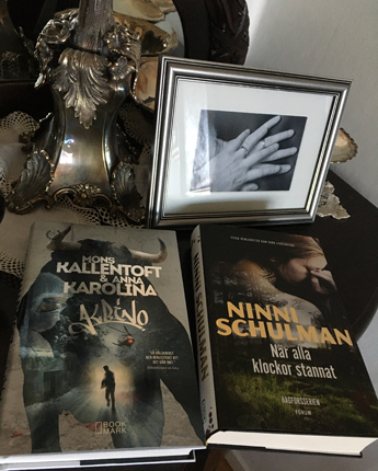 Böckerna Albino och När alla klockor stannat