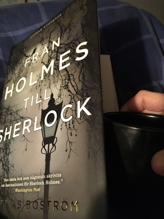 Gläntar på boken Från Holmes till Sherlock o kaffe på sängen