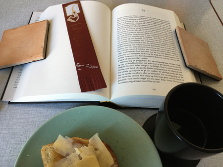 Sherlock Holmesbokmärke i bok och frukost