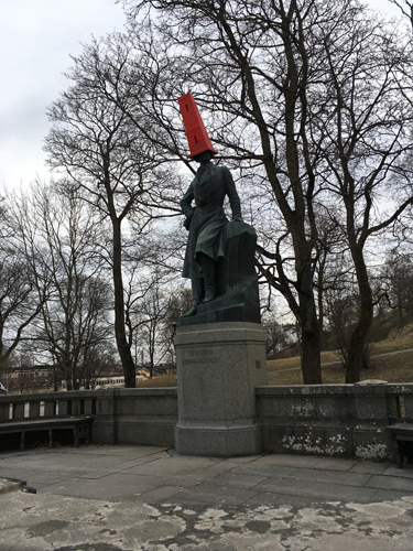 Glunten med kon på huvudet