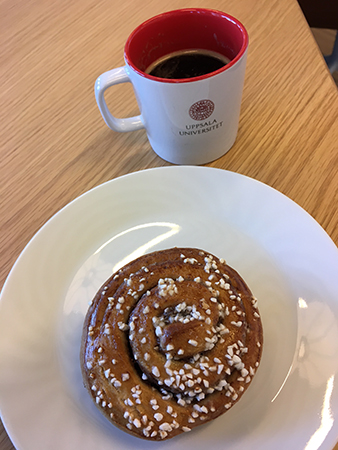 Kaffe och bulle på jobbet