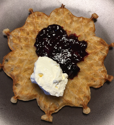 Våffla med drottningsylt och grädde