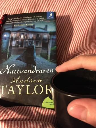 Boken Nattvandraren och kaffe på sängen