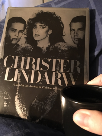 Boken This is my life och kaffe på sängen