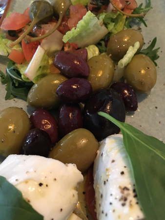 Förrätt med ost oliver och grönsaker