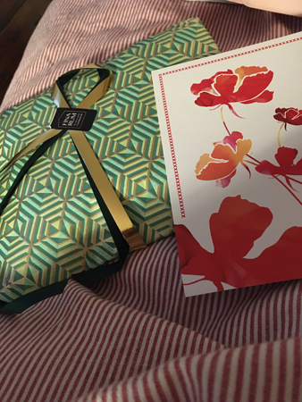 Present och kort från vännen Mia